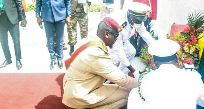 Fête de l’indépendance:Colonel Mamady Doumbouya dépose des gerbes de fleurs a la place des martyrs