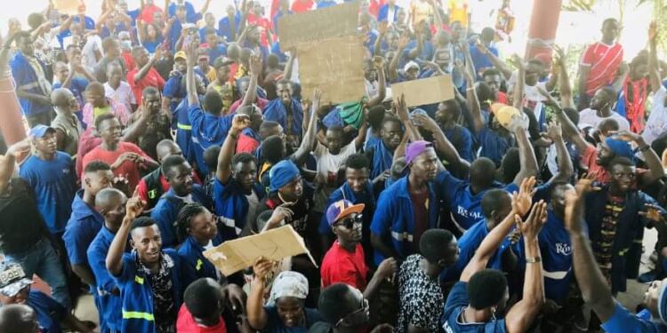 Guinée/usine royal kkt: les travailleurs dans les rues pour exprimer leur ra-le-bol