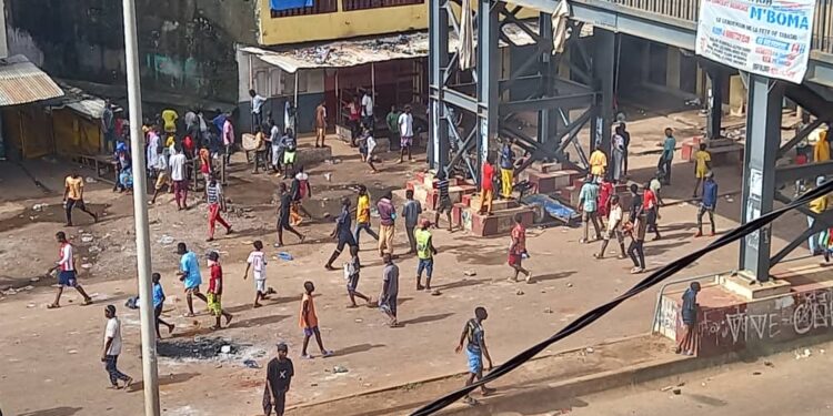 Interpellation de Djani Alpha et Cie : la circulation bloquée sur l’axe le prince par certains jeunes manifestants.